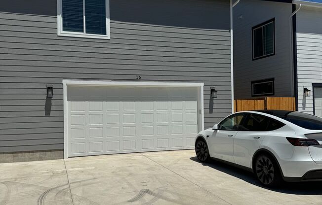 New 4 Bed / 2.5 Bath Duplex! $500 Amazon Gift Card! First 1.5 Month's Rent Is Free!