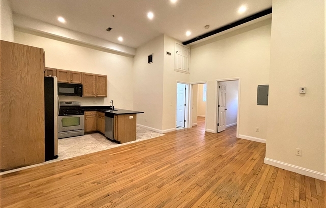 2 beds, 1 bath, 800 sqft, $2,450, Unit 9