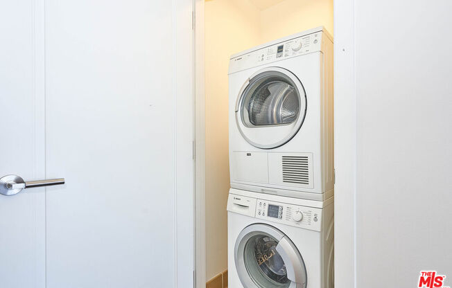 1 bed, 2 baths, 1,000 sqft, $6,195, Unit 31E