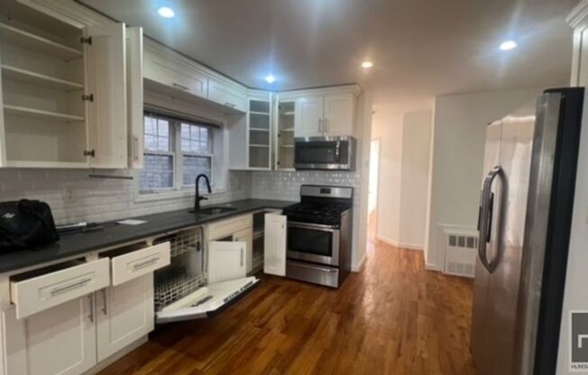 2 beds, 1 bath, $2,800, Unit 2