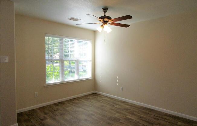 2115 SMT MDW DR