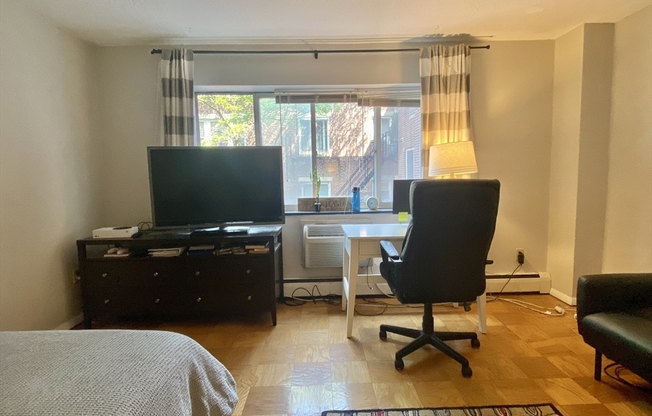 Studio, 1 bath, 390 sqft, $2,100, Unit 45