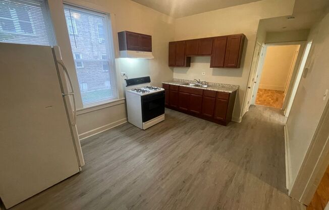 2 beds, 1 bath, $1,600, Unit 1650 # 1R