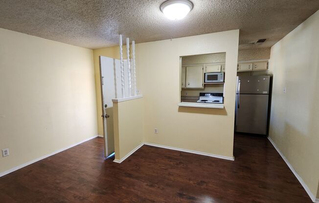 2 beds, 1 bath, $995, Unit Unit 4