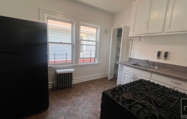 2 beds, 1 bath, $2,400, Unit 2