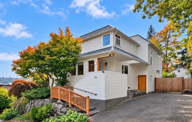 Spacious 5-Bedroom Magnolia Home with Rooftop Deck & Lake Views