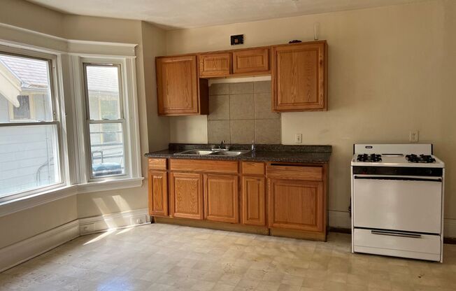 1 bed, 1 bath, $800, Unit 943 Dewey UP