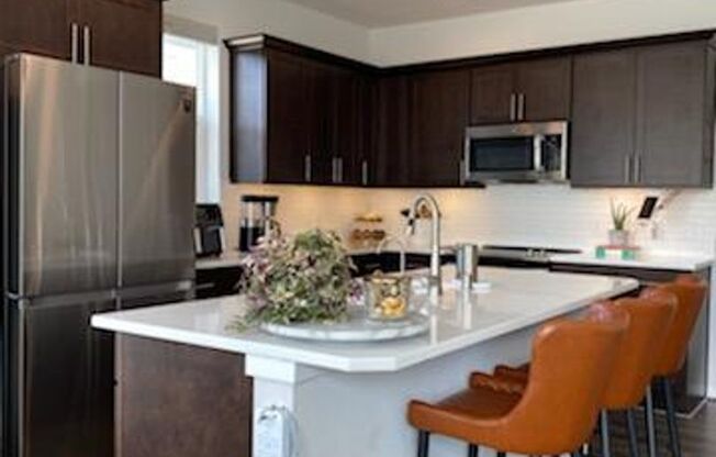 Luxury Renton Townhome Condominium - 4 bedroom and 4 bathrooms with 2 car garage, Available NOW!