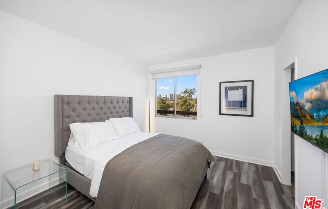 321 S San Vicente Blvd