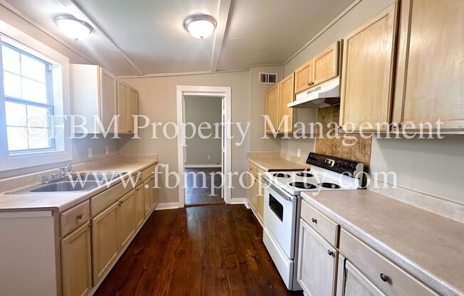 3 beds, 1.5 baths, $1,095