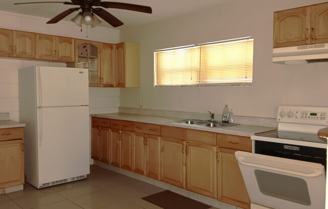2/1 Single family home with fenced in yard