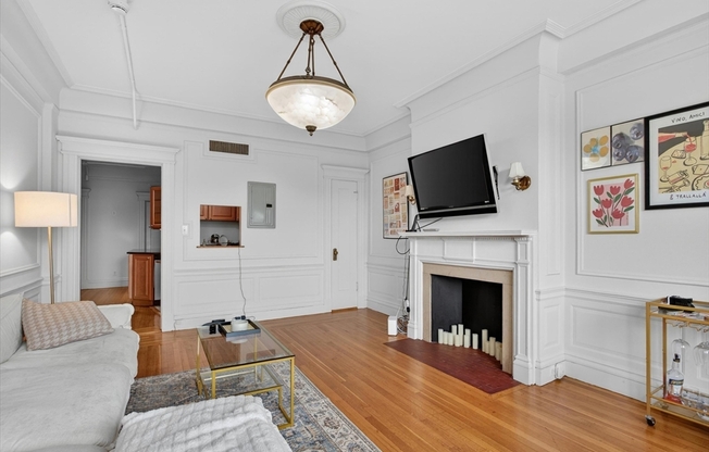 2 beds, 1 bath, 869 sqft, $4,000, Unit 51