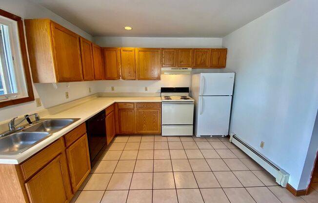 3 beds, 1 bath, $1,550, Unit 5