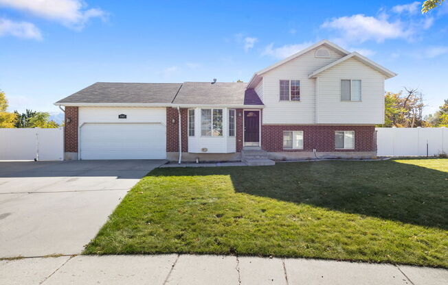 7997 LUSTER POINTE CIR