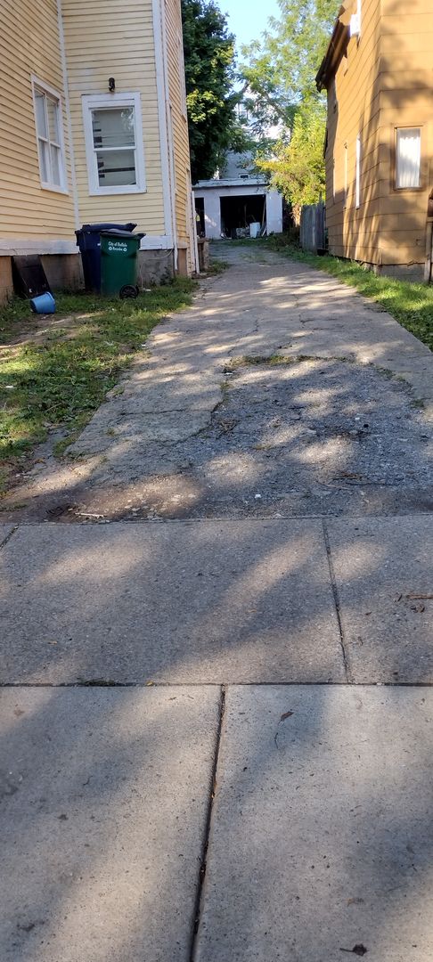 3 beds, 1 bath, $1,400, Unit 3