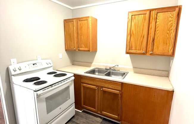 ** 3 bed 1 bath located in Forest Hills ** Call 334-366-9198 to schedule a self showing