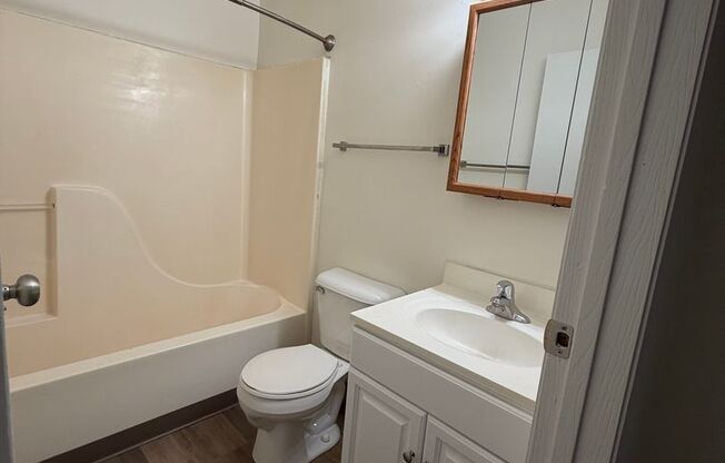 2 beds, 1 bath, 885 sqft, $1,150, Unit 764