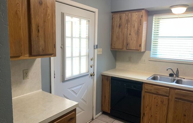 2 beds, 1 bath, $1,365