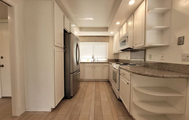 Comfortable Condo overlooking the golf course !