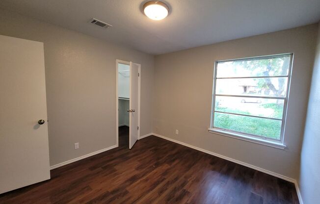 2 beds, 1.5 baths, $1,275, Unit 5829 Sundance Lane