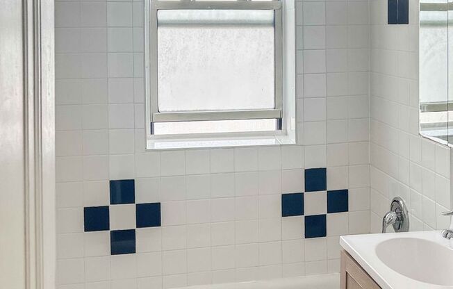 2 beds, 1 bath, 940 sqft, $2,100, Unit 4819-2B