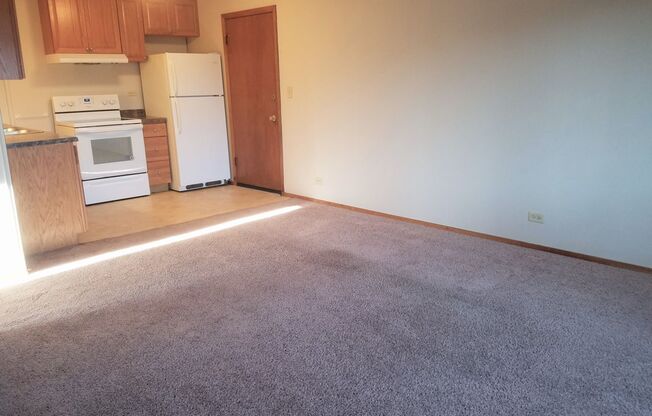 2 beds, 1 bath, 888 sqft, $805