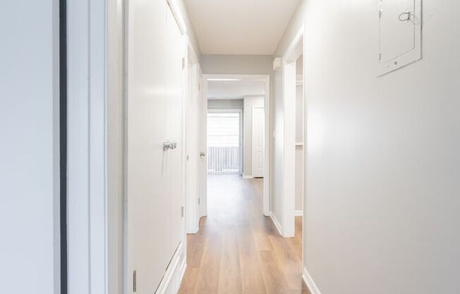2 beds, 1 bath, 886 sqft, $1,125, Unit 421-25
