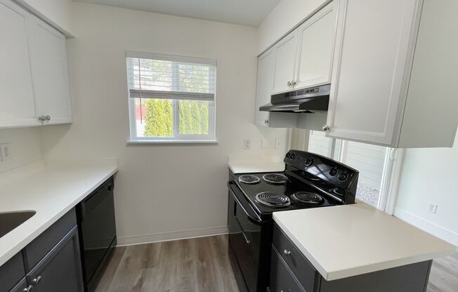 2 beds, 1 bath, 890 sqft, $1,595, Unit 16