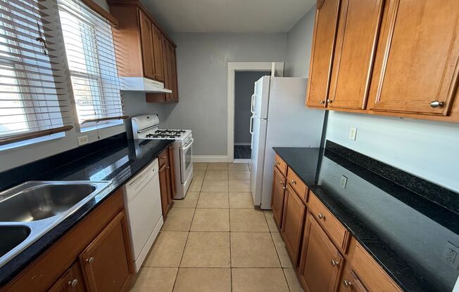 2 beds, 1 bath, $1,400, Unit #9