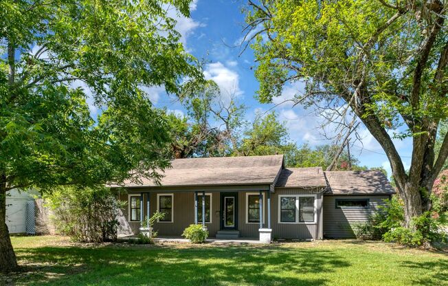 Cozy 3 bedroom, 1 bathroom home located in Terrell, TX!