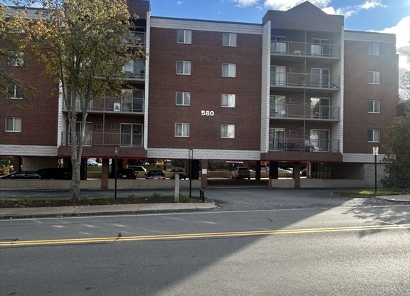 2 beds, 1 bath, 800 sqft, $2,200, Unit 35