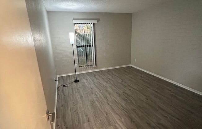 2 beds, 1 bath, 930 sqft, $1,149, Unit 015