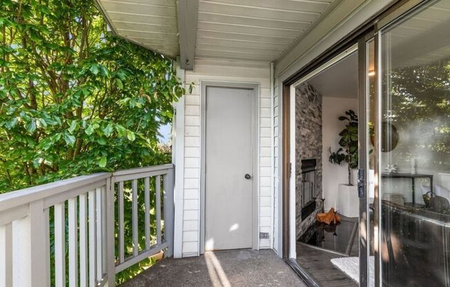 Renovated 2 Bed Kirkland Condo in Salishan Condos