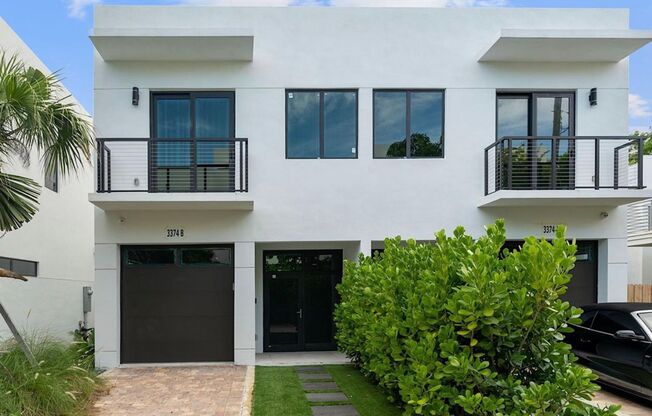 Amazing 3 Bed/2.5 Bath townhouse in the heart of Coconut Grove.