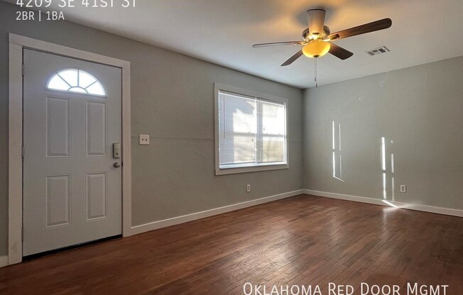 2 beds, 1 bath, 736 sqft, $975