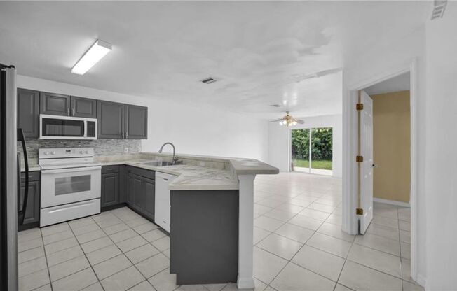 Duplex for rent ready for MOVE IN! 3BR/2Bathroom. Lehigh Acres FL 33973