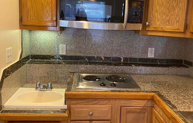 Studio, 1 bath, 300 sqft, $1,095, Unit 108