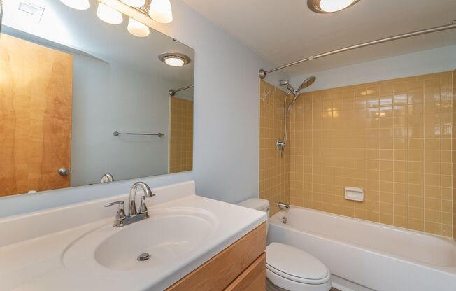 2 beds, 2 baths, $2,100, Unit 17E