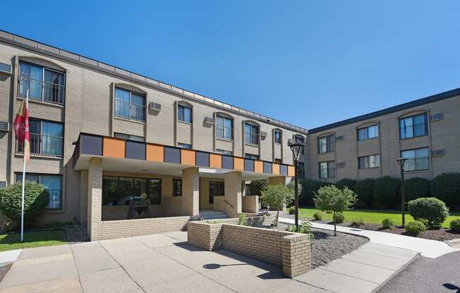 The Edge of Uptown Apartments in St. Louis Park, MN | courtyard