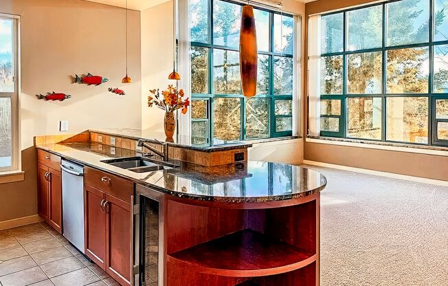 Penthouse condo in the ideal location in the heart of Redmond.