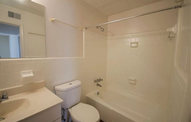 1 bed, 1 bath, 925 sqft, $1,170, Unit D02