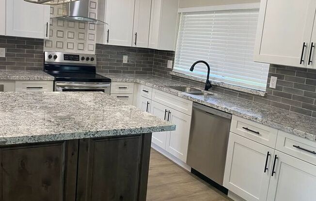 1808 W SUMMIT PL