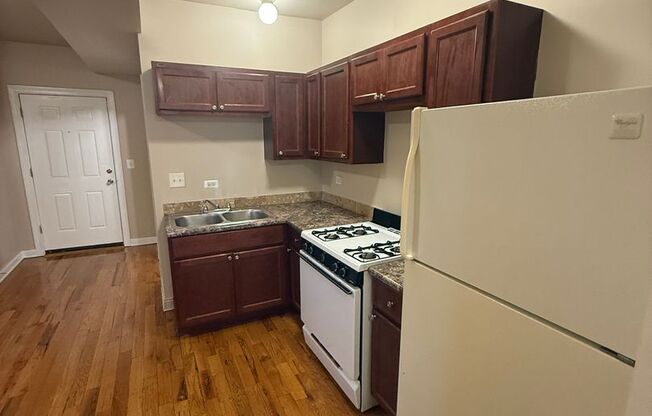 2 beds, 1 bath, 491 sqft, $1,600, Unit 4142 # 2R