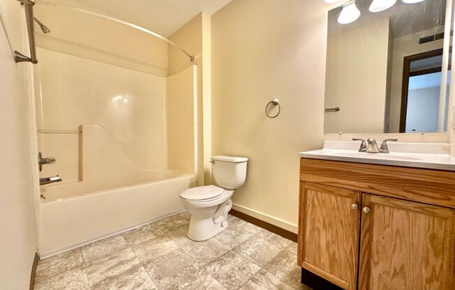 2 beds, 1 bath, 840 sqft, $1,050, Unit 4D