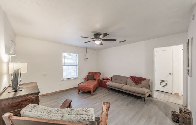 Super cute and recently remodeled duplex -walking distance to Magnolia