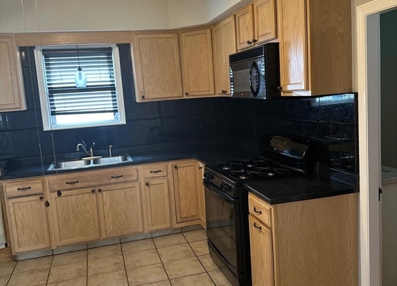 2 beds, 1 bath, 1,500 sqft, $2,200, Unit 2