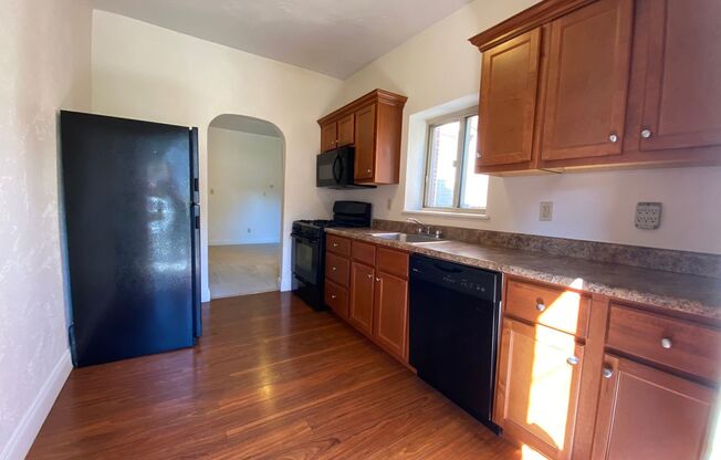 Spacious Two Bedroom Townhouse in Squirrel Hill! Fully Equipped Kitchen & W/D Included! Call Today