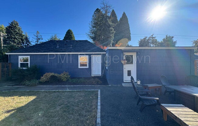 2 beds, 1 bath, 904 sqft, $2,190