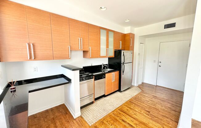 Modern 1-Bed 10Bath in South Beach, steps from Lincoln Road: available now @ 1,850.00 $