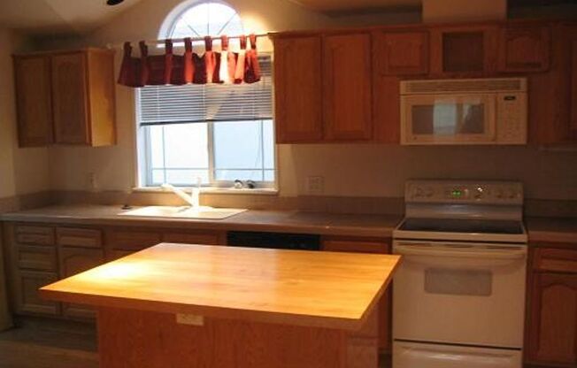 3 beds, 2 baths, 1,344 sqft, $2,495, Unit 33188-01